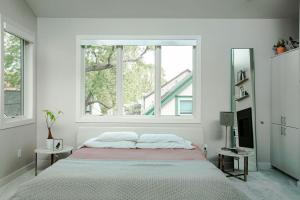 Linden Hills Designer Retreat tesisinde bir odada yatak veya yataklar