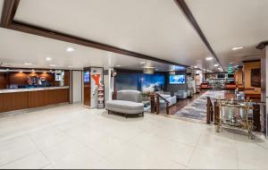 - un hall avec un coin d'attente avec des chaises et une salle d'attente dans l'établissement Mena Hotel Nasiriah Riyadh, à Riyad