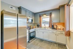 Η κουζίνα ή μικρή κουζίνα στο Cozy Kingsport Apartment Walk to Cidery! +20 φωτογραφίες