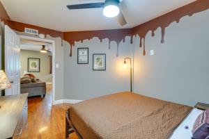 1 dormitorio con 1 cama con salsa de chocolate en la pared en Cozy Kingsport Apartment Walk to Cidery!, en Kingsport