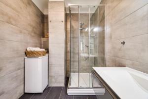 ein Badezimmer mit einer Dusche, einem Waschbecken und einer Badewanne in der Unterkunft Top floor sunny studio with terrace in Prag