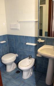 ein Bad mit einem WC und einem Waschbecken in der Unterkunft HOTEL SANTA CLARA in Camerota