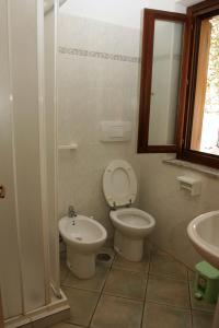 ein Bad mit einem WC und einem Waschbecken in der Unterkunft HOTEL SANTA CLARA in Camerota