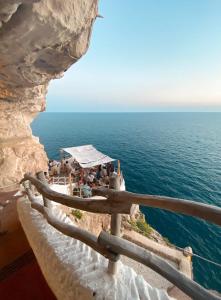 una vista del océano desde el borde de un acantilado en Apartamento Siesta Mar 1 Apartamento 26 Cala en Porter, en Cala'n Porter