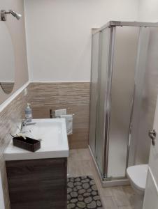 アルタヴィッラ・ミリーチアにあるSolemar Miliciaのバスルーム(シャワー、白いシンク付)