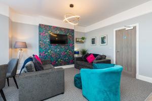 Stylish Seafront 2 Bedroom Apartment - Brand New في موركامب: غرفة معيشة مع كنبتين وتلفزيون
