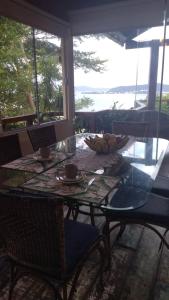 a glass table with a bowl of fruit on it at Casa Inteira em Jurerê In e vista panorâmica in Florianópolis