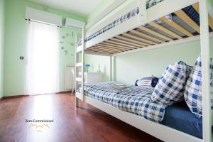 - une chambre avec des lits superposés et une échelle dans l'établissement Palm Beach House - Vista mare, à Montesilvano