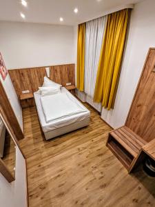 Postel nebo postele na pokoji v ubytování Hotel am Rathaus