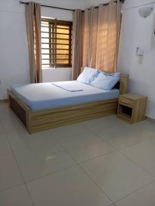 a bedroom with a bed and a window at Magnifique Maison de ville Bord de mer Cotonou Fidrjossè in Cotonou