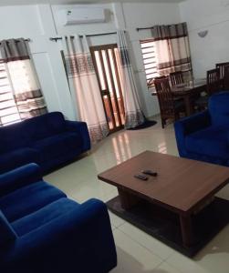 a living room with blue couches and a coffee table at Magnifique Maison de ville Bord de mer Cotonou Fidrjossè in Cotonou