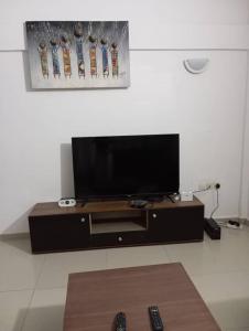 a entertainment center with a flat screen tv in a living room at Magnifique Maison de ville Bord de mer Cotonou Fidrjossè in Cotonou