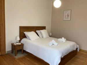a bedroom with a bed with two towels on it at Appartement proche centre/gare in Le Mans
