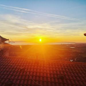 vista sul tramonto dal tetto di un edificio di Casa kundra vista mare a Scarlino