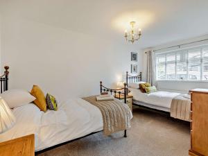 dwa łóżka w pokoju z oknem w obiekcie 4 Bed in Richmond 90852 w mieście Richmond