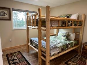 a bedroom with bunk beds in a house at Eagle's Eye Vacation Rentals in Sterling