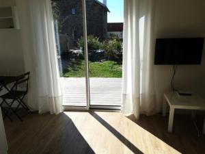 Μια τηλεόραση ή/και κέντρο ψυχαγωγίας στο Résidence 226-pleneuf Val Andre - Charmant studio de 20m², avec jardin privé. MAE-6764