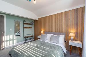 a bedroom with a bed and two lamps and a mirror at Modern Seafront 2 Bedroom Apartment - Brand New in Morecambe