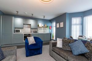 モアカムにあるSeafront Apartment - Sleeps 6 - Gateway to the Lake District - Brand Newのソファとキッチンのあるリビングルーム +15枚の写真