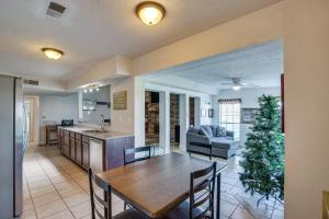 una cucina e un soggiorno con tavolo e sedie in legno di Garland Vacation Rental - Long-Term Stays Welcome! a Garland