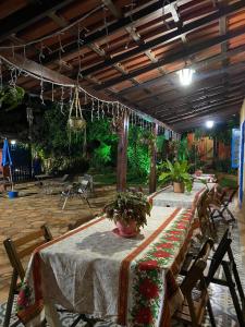 Un restaurant u otro lugar para comer en Pousada Jardim de Minas