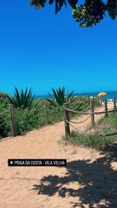 een hek op een strand met de oceaan op de achtergrond bij Flat na praia in Vila Velha