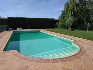 Fonolleras的住宿－CAN PLANAS , Estudio Familiar，一座带砖砌庭院的庭院内的游泳池