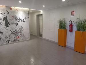 een kamer met twee planten en een muur met graffiti bij Pomezia centro in Pomezia