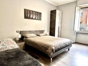 sypialnia z dużym łóżkiem i oknem w obiekcie A.P. Appartamento o camera w mieście Corsico