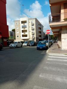 een straat met auto's aan de zijkant van een gebouw bij Pomezia centro in Pomezia