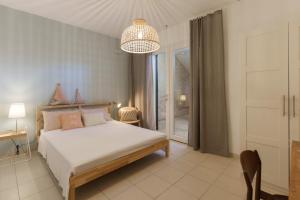 基諾沙的住宿－MARISCIU，一间卧室配有一张床和一个吊灯