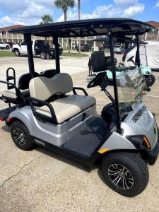 un carro de golf estacionado en un estacionamiento en Lazy Palm Panama City Beach Free New 2023 Golf Cart! Across street From Beach!, en Panama City Beach