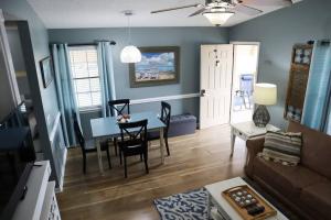 巴拿马城海滩Lazy Palm 4 Pools Short Walk To Beach! Sleeps 5!的带桌子和沙发的客厅