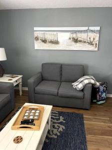 Lazy Palm 4 Pools Short Walk To Beach! Sleeps 5!的休息区