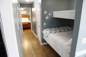 巴拿马城海滩Lazy Palm 4 Pools Short Walk To Beach! Sleeps 5!的卧室配有一张双层床,墙上挂着星星。 更多28张照片