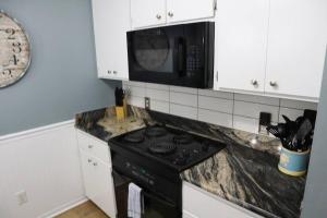 Lazy Palm 4 Pools Short Walk To Beach! Sleeps 5!的厨房或小厨房