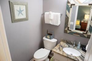 Lazy Palm 4 Pools Short Walk To Beach! Sleeps 5!的一间浴室