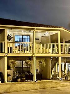 巴拿马城海滩Lazy Palm 4 Pools Short Walk To Beach! Sleeps 5!的大型房屋设有甲板和阳台