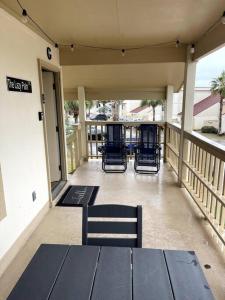 Lazy Palm 4 Pools Short Walk To Beach! Sleeps 5!的阳台或露台