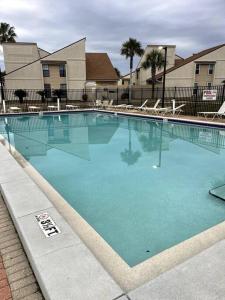 Lazy Palm 4 Pools Short Walk To Beach! Sleeps 5!内部或周边的泳池