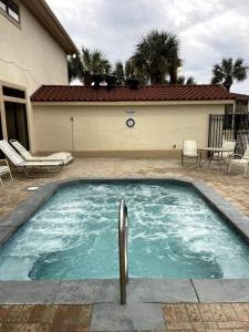 Lazy Palm 4 Pools Short Walk To Beach! Sleeps 5!内部或周边的泳池
