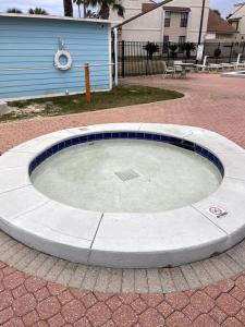 Lazy Palm 4 Pools Short Walk To Beach! Sleeps 5!内部或周边的泳池