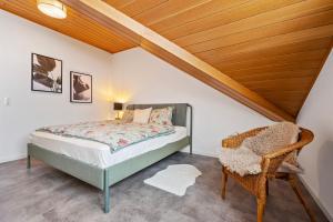 een slaapkamer met een bed en een houten plafond bij Wohnung Weitblick in Neu-Anspach