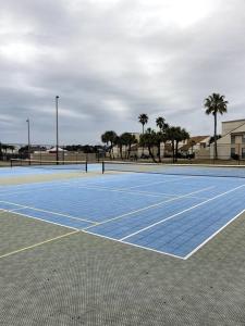 巴拿马城海滩Lazy Palm 4 Pools Short Walk To Beach! Sleeps 5!的网球场和蓝色网球场