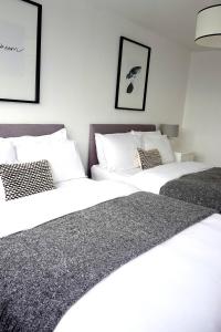 2 nebeneinander sitzende Betten in einem Schlafzimmer in der Unterkunft Modern Luxurious Apartment in Birmingham