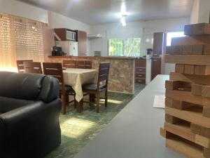 uma cozinha e sala de jantar com mesa e cadeiras em Sin Pensarlo 