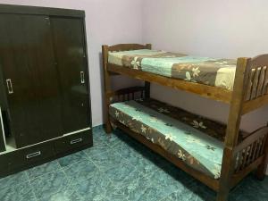 Sin Pensarlo : غرفة نوم مع سريرين بطابقين وخزانة