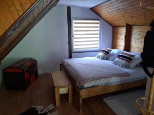 ein Schlafzimmer mit einem Bett in einem Zimmer mit einem Fenster in der Unterkunft Holiday Home Paradiso Verde in Luka