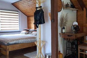 ein Schlafzimmer mit einem Bett und einem Schreibtisch in einem Zimmer in der Unterkunft Holiday Home Paradiso Verde in Luka