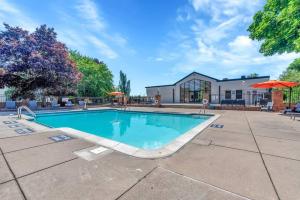 a swimming pool in a courtyard with a building at Rochester Hills 2BR/2BA Gem in Rochester Hills